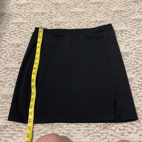 Black mini skirt - Picture 2 of 3